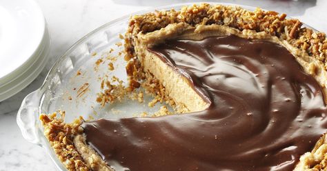 Easy Peanut Butter & Pretzel Pie Peanut Butter Pretzel Pie, Easy Peanut Butter Pie, Pretzel Pie, Silk Pie Recipe, Pretzel Crust, Peanut Butter Pretzel, Easy Pie Recipes, Cream Pie Recipes, Butter Recipes