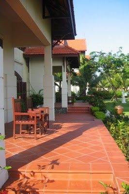 Tiled Balcony, Tropical Contemporary House, Outdoor Tile Patio, Old Houses Renovation, Old Wood Floors, Stone Tile Flooring, Porch Paint, Paver Tiles, Balcony Flooring