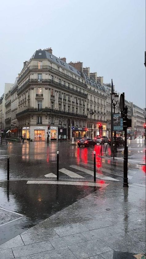 Rain In Paris Aesthetic, Paris Rain Aesthetic, City Scenery Wallpaper, Paris Raining, Rainy Paris Aesthetic, London In Rain, Rainy Europe, Paris Streets Aesthetic, Rain In City