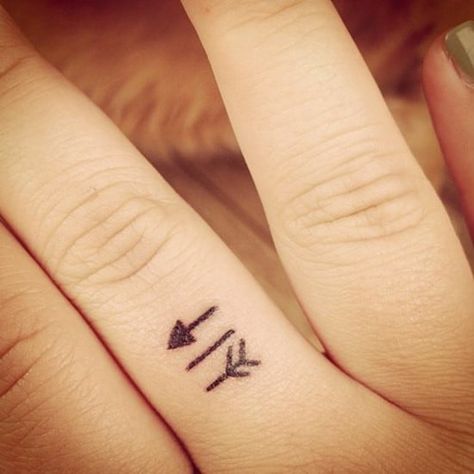 Arrow Finger Tattoo, Finger Tattoo Meaning, Mens Arrow Tattoo, Arrow Tattoo Finger, Arrow Tattoos For Women, Tattoo Arrow, Small Arrow Tattoos, Tiny Finger Tattoos, Tattoo Tiny