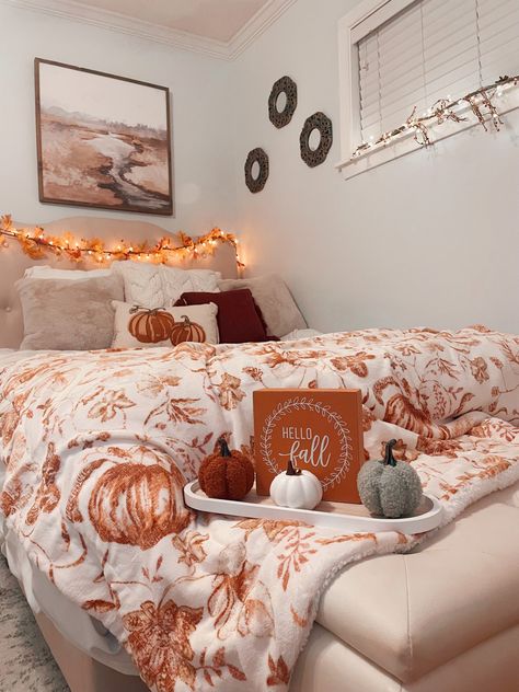 Fall Office Aesthetic, Fall Decor Room Ideas, Halloween Bedroom Decor Aesthetic, Fall Room Decor Aesthetic Cozy, Fall Decorated Room, Cozy Fall Bedroom Aesthetic, Fall Dresser Decor, Halloween Decorated Room, Autumn Themed Bedroom