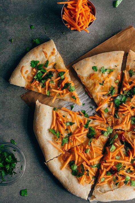 Carrot Pizza, Thai Pizza, Pizza Life, Slow Cooker Shredded Chicken, Fresh Carrots, Pizza Recipes Dough, Pizza Stone, Sweet Chili Sauce, Sweet Chili