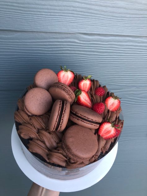 Chocolate cake with chocolate mousse and caramel filling with chocolate macarons, topped strawberries and raspberries Chocolate Cake With Macarons On Top, Cake With Macarons On Top, Chocolate Cake Decorated, Cake With Macarons, Strawberries And Raspberries, Chocolate Macarons, Caramel Filling, Chocolate Macaron, Macaron Cake