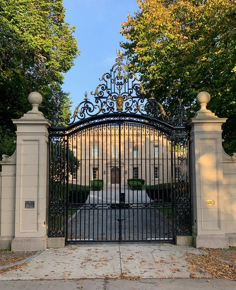 Big Gate Entrance House, Houses With Gates, Mansion Gates Entrance, Gate House Design, Gated Houses, House With Gate, Mansion Gate, House Gates, Home Gates