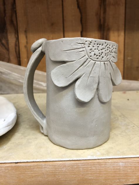 Pottery Flower Pots Ideas, Slap Ceramic Ideas, Ceramics Ideas Pottery Hand Building, Slab Mug Ideas, Pottery Cup Ideas, Slab Ceramics, Pottery Lessons, Sculptures Céramiques, Cerámica Ideas