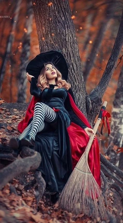 Steampunk Witch, Halloween Tights, Witch Photos, Witch Pictures, Fantasy Witch, Halloween Photography, Beautiful Witch, Halloween Artwork, Witch Outfit