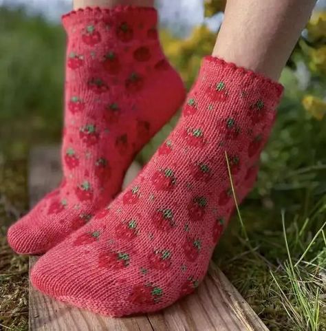 Strawberry Socks Knitting Pattern – Knitting Strawberry Socks Knitting Pattern, Strawberry Knitting Pattern, Strawberry Knit, Strawberry Socks, Knitting Quilt, Socks Knitting Pattern, Reckless Abandon, Indie Craft, Socks Knitting