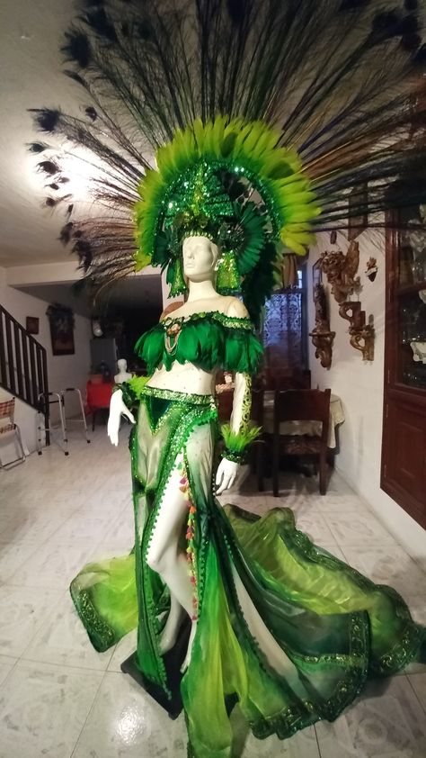 Brazilian Outfits Traditional, Carnival Brazil Outfit, Brazil Festival Rio Carnival, Carnaval Outfit Brazil, Rainforest Outfit, Brazil Costume, Rio Carnival Dancers, Brazil Carnival Costume, Rio Carnival Costumes