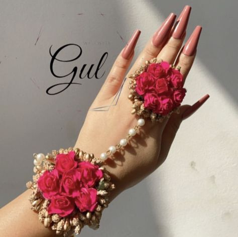 #floraljewellery #jewellery #haldijewellery #haldibridefloraljewellery #haldibride #bridalfloraljewellery #floralinspo #floraljewelleryideas #mehndifloraljewellery #mahendi #floweraccessories Haldi Jewellery Bridal Flowers, Gajra Bangles, Artificial Flower Jewellery, Jewellery For Haldi, Flower Gajra, Bride Fashion Photography, Flower Jewellery For Haldi, Flower Jewellery For Mehndi, Fresh Flower Jewelry