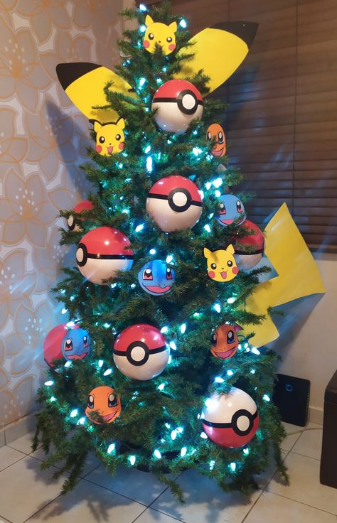 Pokemon Christmas Tree Ornaments, Pikachu Christmas Tree, Pokemon Christmas Tree Ideas, Pokemon Tree Christmas, Pokemon Christmas Ornaments Diy, Gaming Christmas Tree, Pokemon Christmas Decorations, Pokémon Christmas Tree, Pokemon Ornaments Diy