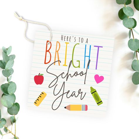 School Goodie Bags, Gifts To Students, Gifts To Teachers, Kids Gift Tags, Easy Teacher Gifts, First Day Of School Teacher, Pta Fundraising, Happy First Day Of School, Cute Happy Birthday