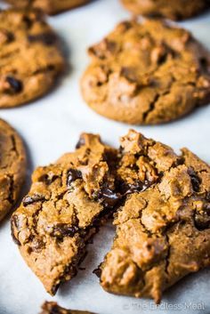 These flourless Chickpea Peanut Butter Cookies are super peanut-y and have a soft, almost undercooked, texture. They're super DELICIOUS and vegan + gluten-free. Chickpea Peanut Butter, Chickpea Cookies, Chick Pea, Gourmet Cookies, Desserts Vegan, Healthy Cookies, Vegan Dessert, Vegan Cookies, Vegan Sweets