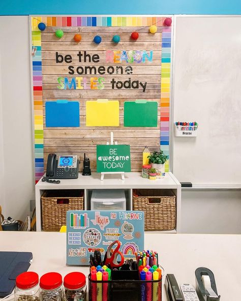 Emily | Elementary Teacher on Instagram: “favorite corner of my classroom: my desk!!! but seriously, while I may not spend most of the day sitting here, I love my desk area & how I…” Classroom Desks Arrangement Elementary, Classroom Desk Arrangement, Teacher Desk Areas, Teacher Desk Organization, Desk Arrangements, Organized Desk, Desk Organization Ideas, Banana Oatmeal Muffins, Classroom Desk