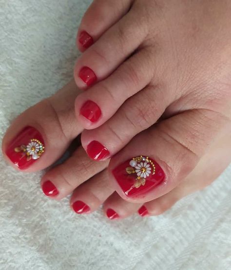 Red And Gold Pedicure, Gold Pedicure, Cute Toe Nails, Cute Toes, Short Nail Designs, Quince Dresses, Red And Gold, Quince, Toe Nails