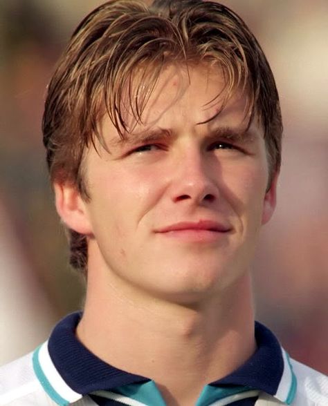 David Beckham Young Picture when he was 17 years old Young David Beckham, David Beckham Pictures, David Beckham Manchester United, 1990s Hairstyles, Baby Haircut, Posh And Becks, Harper Beckham, Romeo Beckham, Childhood Pictures