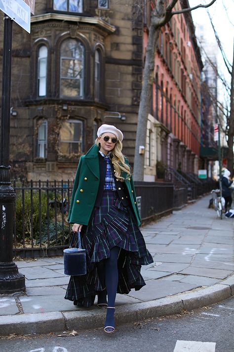 Atlantic Pacific Plaid Skirt and Beret // Winter Style Blair Eadie, Atlantic Pacific, Belted Blazer, Fashion Sites, Fashion Statements, Estilo Preppy, Green Coat, Berets, Plaid Skirt