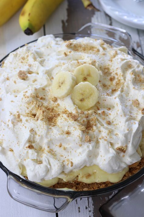 The perfect dessert for the holidays, this Banana Cream Pie has silky from-scratch pudding, a graham cracker crust and fluffy homemade whipped cream. This recipe version simplifies and streamlines the making of a gourmet tasting pie at home. #BananaCreamPie #BananaCreamPieRecipe #BananaCreamPieEasy #BananaCreamPieWithPudding #BananaCreamPieWithGrahamCrust #BananaPieRecipeEasy #BananaDessertRecipes Banana Pie With Graham Cracker Crust, Martha Stewart Banana Cream Pie, Banana Cream Pie With Graham Crust, Banana Cream Pie Graham Cracker Crust, Homemade Banana Cream Pie, Banana Pudding Pie, Easy Cream Pie, Graham Cracker Cake, Banana Desserts