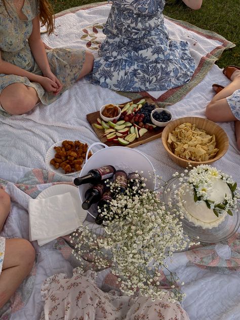 Aesthetic birthday picnic neutral 20th Birthday Picnic, Girly Picnic Aesthetic, Garden Picnic Birthday, Picnic Birthday Aesthetic, Picnic Girl Aesthetic, Fairy Picnic Aesthetic, Girls Picnic Aesthetic, Picnic Party Aesthetic, Cowgirl Picnic