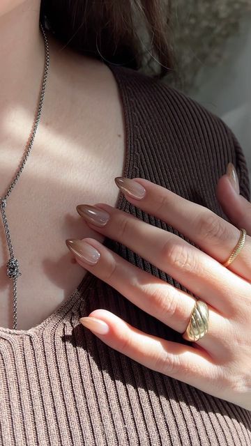 Daisy 🎀 on Instagram: "Your sign to use your contour/bronzing powder for the perfect brown ombré nail 🤎  @opi_professionals put it in neutral | tin man can chrome  @anastasiabeverlyhills contour palette  @icegel_global top gel  @tjmaxx rings   #fallnails #ombrenails #brownnails #nailinspo #almondnails #gelx   Fall nails  Almond nails  Brown nails  Ombré nails  Chrome nails" Brown Nail Ombre, Simple Classic Nails, Ombre Chrome Nails, Ombre Gel Nails, Brown Nails Design, Chrome Nails Designs, Subtle Nails, Gel Nails Diy, Bronzing Powder