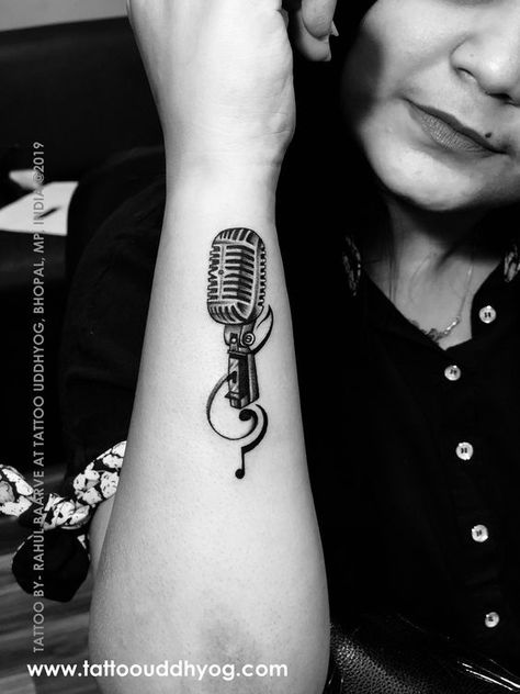 Minimal Microphone Tattoo, Tattoos For Singers Music, Female Music Tattoo, Tattoo Ideas For Singers, Music Tattoo Microphone, Tattoo For Singers, Small Microphone Tattoo, Music Neck Tattoo, Mic Tattoo Design