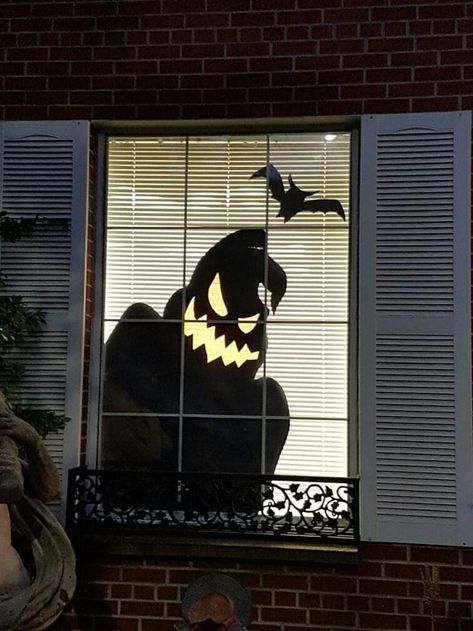 Halloween House Window Display, Halloween Windowsill Decorations, Window Shadow Halloween, Easy Diy Halloween Window Decorations, Halloween Window Art Paint, Halloween Window Ideas, Window Halloween Decorations, Halloween Window Painting Ideas, Halloween Window Painting