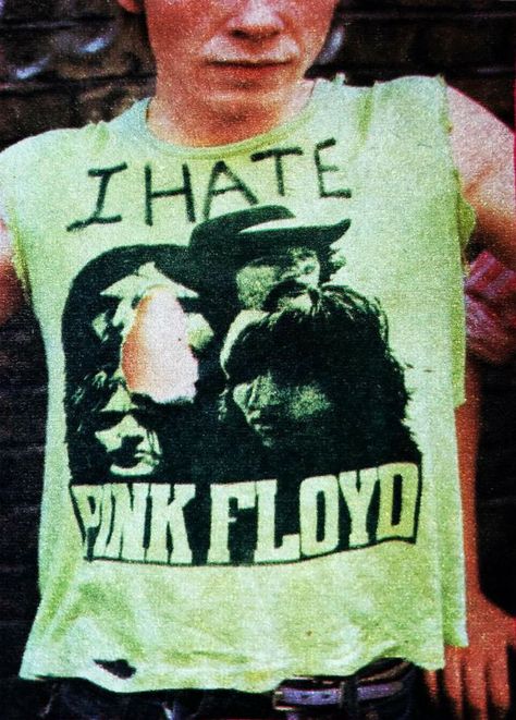 Pink Floyd Aesthetic, Nana Clothes, 70s Punk, Johnny Rotten, Pink Floyd Shirt, Punk Design, Punk Scene, Dating Girls, Punk Outfits