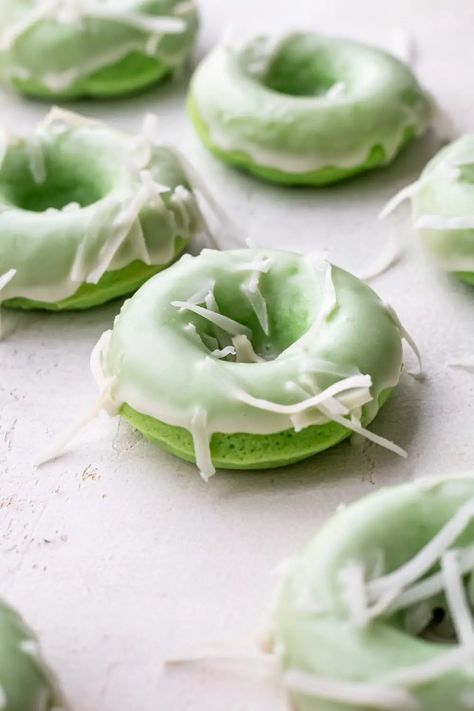 Pandan Mochi, Mochi Donuts Recipe, Lao Recipes, Coconut Glaze, Cooking Therapy, Japanese Mochi, Donut Calories, Tea Treats, Butter Mochi