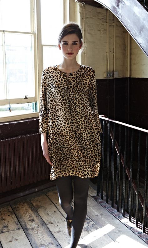 Casual n chic ! Dresses With Black Tights, Dress Street Style, Choose Her, Leopard Prints, Leopard Fashion, Animal Print Fashion, Layered Fashion, Looks Street Style, Leopard Dress