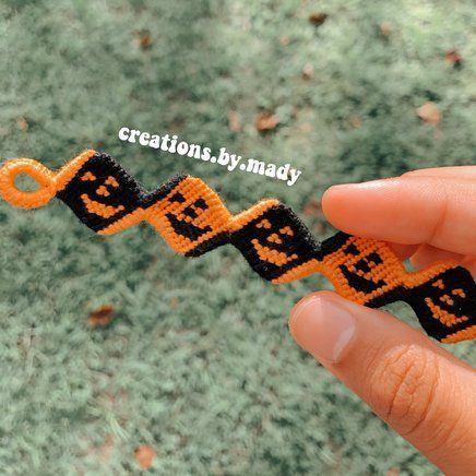 Spooky Friendship Bracelet, Fall Bracelet Ideas String, Fall String Bracelets, Autumn Friendship Bracelet, Fall Friendship Bracelets Patterns, Fall Bracelet Patterns, Fall Friendship Bracelets, Poster Design Ideas, Pony Bead Bracelets