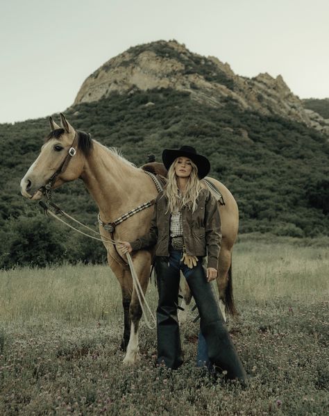 Cowgirl Horse Photoshoot, Horse Photoshoot Poses, Beth Dutton Inspired Photoshoot, Fall Cowgirl Photoshoot, Ranch Wife Aesthetic, Country Style Fashion, Western Instagram, Hassie Harrison, Horse And Woman