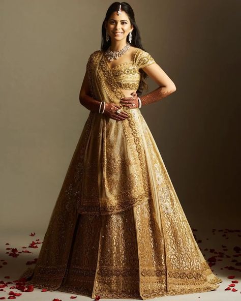 Shimmery And Glamourous Golden Lehengas Donned By Real Brides भारतीय दुल्हन संबंधी, Silver Evening Gowns, Isha Ambani, Golden Lehenga, Flowy Gown, Muslim Wedding Dresses, Gothic Wedding Dress, 12 December, Indian Bridal Outfits