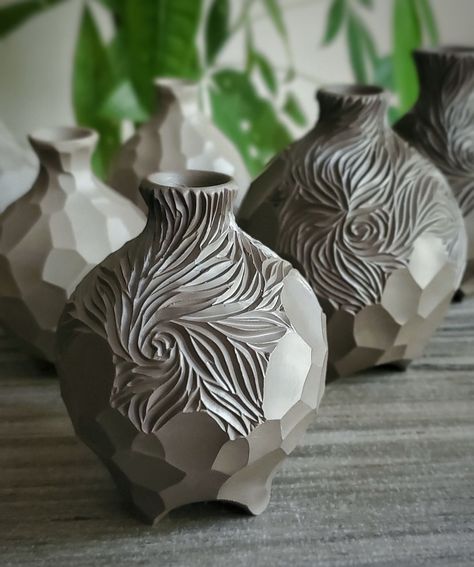 Beautiful Pottery Ceramic Art, Ceramic Vase Carving, Mushroom Vase Ceramic, Pottery Hand Build Ideas, Carved Pottery Vase, Carved Pottery Bowls, Ceramic Texture Ideas, Carved Vases Ceramic Pottery, Carved Ceramic Vase