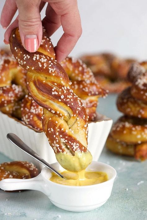 Hot Pretzels Recipe, Best Soft Pretzel Recipe, Snack Stick Recipe, Pretzel Twist, Pretzel Dough, Bread Pull Apart Recipes, Pretzel Recipe, Soft Pretzel Recipe, Baking Soda Bath