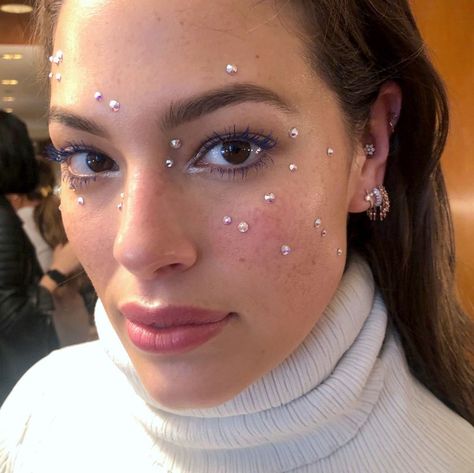 Crystal Freckles, Rhinestone Freckles, Pearl Makeup Looks, Face Pearls, Freckles Makeup, Face Crystals, Blue Mascara, Crystal Makeup, Rhinestone Makeup