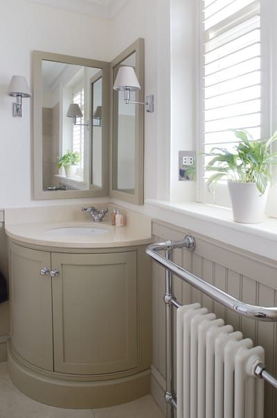 Good solution for a corner bathroom vanity unit... Makeover Kamar Mandi, Corner Bathroom Vanity, Bathroom Sink Units, Diy Vanity Mirror, Corner Sink Bathroom, Corner Bathroom, Corner Vanity, Downstairs Toilet, Corner Sink