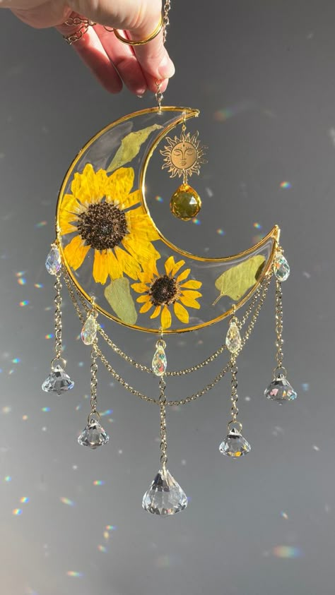 Window Sun Catchers Crystal, Sunflower Sun Catcher, Resin Dream Catcher, Sun Catchers Diy, Diy Sun Catcher, Resin Suncatcher, Diy Sun Catchers, Suncatchers Diy, Crystal Suncatchers Diy