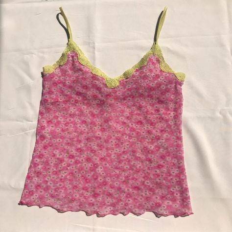 9327969053c0068dd9e07c529866b94ddesc38339241ri Y2k Top Flat, Tiktok Slideshow, Early 2000s Fashion, Floral Cami, Wardrobe Tips, Outfits Chic, 2000s Fashion Outfits, Baby Tees, 2000s Vintage