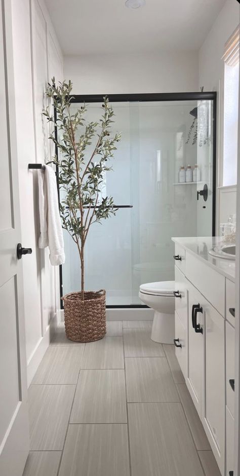 Minimal Bathroom Decor, Tiny Home Bathrooms, Small Bathroom Renos, Small White Bathrooms, Neutral Bathroom Decor, Small Full Bathroom, Minimal Bathroom, New House Bathroom, Window In Shower