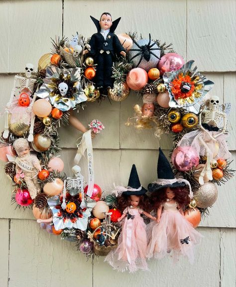 ChristmasOnBelmont | Fall is finally here 🍁🧡🍂🧡🎃 First custom order wreath almost finished. I need to add a few more details to personalize it for a sweet… | Instagram Cute Wreath Ideas, Vintage Wreath Ideas, Wreath Hanging Ideas, Kitschy Halloween, Spooky Projects, Halloween Assemblage, Vintage Halloween Crafts, Halloween Wreath Ideas, Autumn Doodles