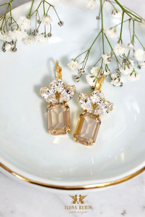 This elegant Champagne. Crystal Drop Earrings are the perfect addition to your jewelry collection. The Chamagne stone gives off a beautiful Light Beige color. The drop design makes these earrings great for casual or dressy everyday wear. They can be worn casually or with a great outfit for a night out in the town. MATCHING NECKLACE:  https://www.etsy.com/iloniti//listing/1612316349 can be customized to match the earrings  MATCHING BRACELET: https://www.etsy.com/listing/1591198735 can be customiz Champagne Dangle Earrings For Wedding, Elegant Gold-tone Crystal Drop Earrings, Gold-tone Crystal Earrings For Party, Pierced, Luxury Gold-tone Evening Earrings, Gold Crystal Earrings With Cubic Zirconia, Hypoallergenic, Earrings Matching, Drop Design, Eco Friendly Jewelry, Matching Bracelet