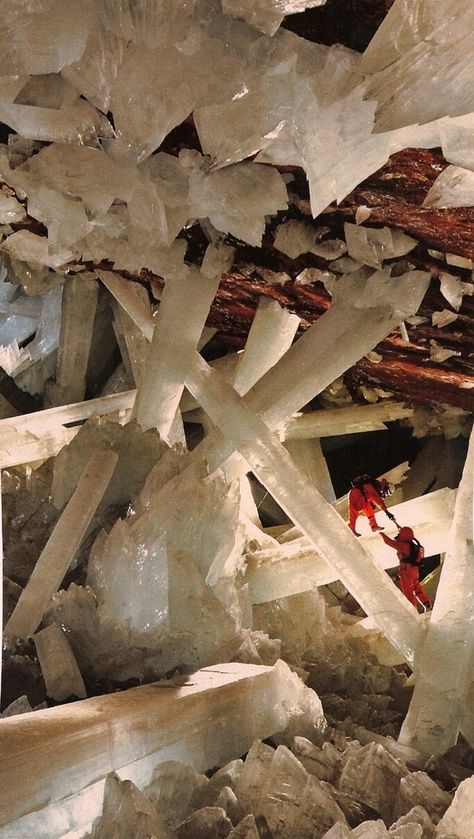 Giant Crystal, The Crystals, Geology Rocks, Crystal Cave, Minerals And Gemstones, Large Crystals, Amazing Places, Crystals Minerals, Science And Nature