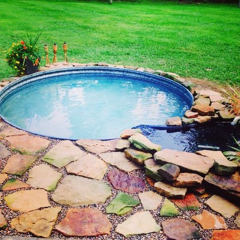 Galvanized Stock Tank Turned Into A Simple DIY Pool� | http://www.ecosnippets.com/diy/stock-tank-turned-into-pool/ Hillbilly Hot Tub, Galvanized Stock Tank, Small Swimming Pool, Stock Tank Swimming Pool, Tank Swimming Pool, Ideas De Piscina, Stock Pools, Swimming Pool Ideas, Diy Stock Tank