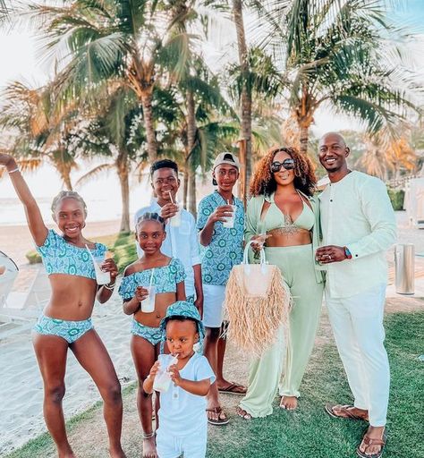 Black Family Travel Goals, Bahamas Family Photos, Family Walk Aesthetic, Black Family Vacation, Family Visionboard, Family Trip Aesthetic, Black Family Travel, Family Vacation Aesthetic, Family Time Aesthetic