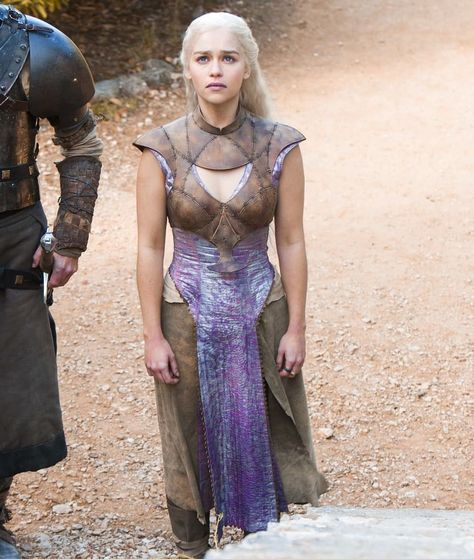 Danarys Targaryen, Daenerys Targaryen Outfits, Daenerys Targaryen Dress, Daenerys Targaryen Costume, Movie Fashion Outfits, Barbarian Woman, Game Of Thrones Dress, Emilia Clarke Daenerys Targaryen, Alt Girls