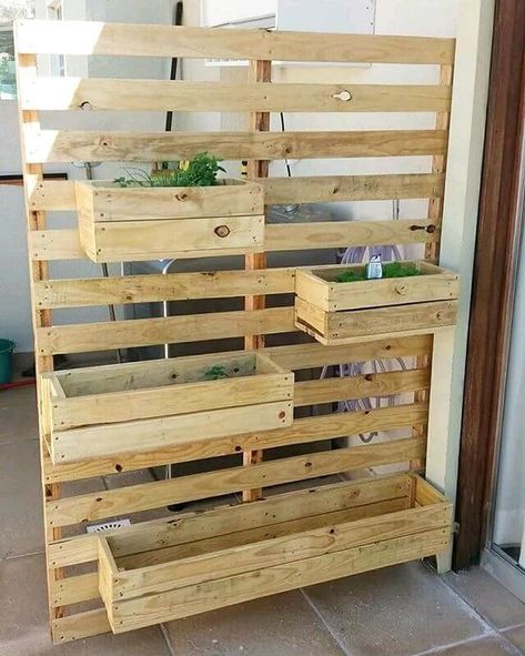 Pallet Planter Diy, Diy Pallet Decoration, Diy Wood Pallet, Upcycled Furniture Diy, Vertical Planter, Pallet Planter, Pallet Decor, Wooden Pallet Projects, Pallet Garden