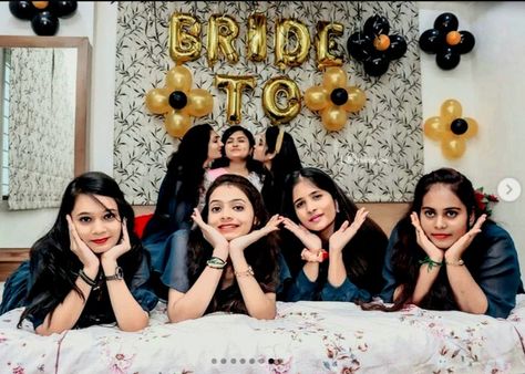 Bride To Be Photoshoot With Friends, Shower Poses, Bachelorette Photoshoot, Bridal Shower Photography, Kashmir Trip, Bridal Shower Bachelorette Party Ideas, Bachelorette Party Photo, Party Poses, Bubbles Photography