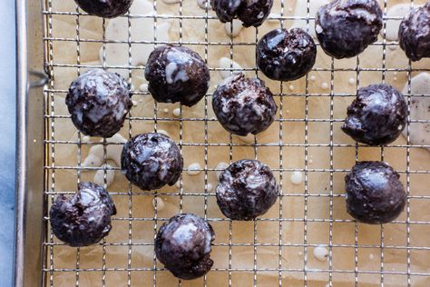 How to Make Homemade Chocolate Munchkins Chocolate Munchkins, Chocolate Doughnuts, Making Donuts, Donut Stand, Doughnut Holes, Donut Holes, Homemade Donuts, Unsweetened Chocolate, Chocolate Donuts