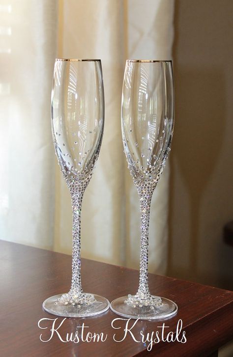 Glass Decor Ideas, خواتم خطوبة, Wedding Wine Glasses, Wedding Champagne Glasses, Decorated Wine Glasses, Wedding Flutes, Glitter Glasses, Toasting Glasses, Wine Glass Crafts