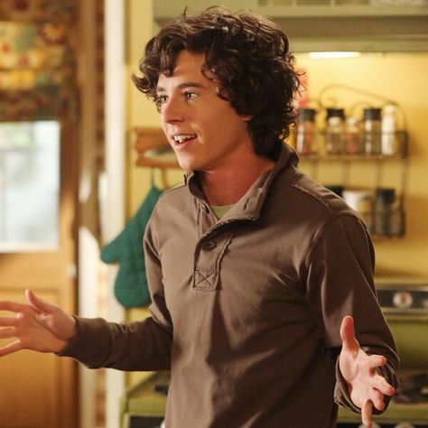 Axl Heck Played by Charlie McDermott The Middle Axl, Axl The Middle, Charlie Mcdermott, High School Story, Character Inspiration Male, Character Profile, Face Characters, Story Inspiration, Super Powers