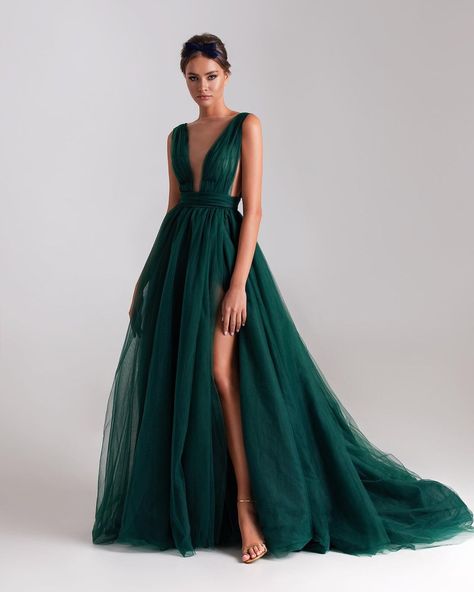 Milla Nova™ on Instagram: “Emerald green for a wedding? Why not? Flawless @milla tulle dress with a long train now available at online store.” Gowns Dresses Indian, Milla Dresses, Green Evening Gowns, Sheer Sleeve Dress, Tulle Party Dress, Strapless Party Dress, Emerald Dresses, Tulle Maxi Skirt, Look Formal